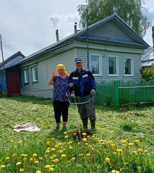 Помощь на травяном фронте: Социальные работники и волонтеры в действии!