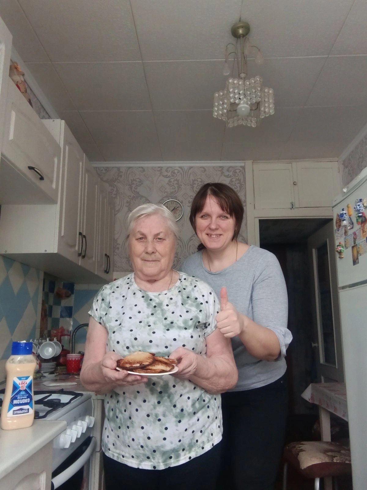 Совместное приготовление пищи социального работника и подопечного