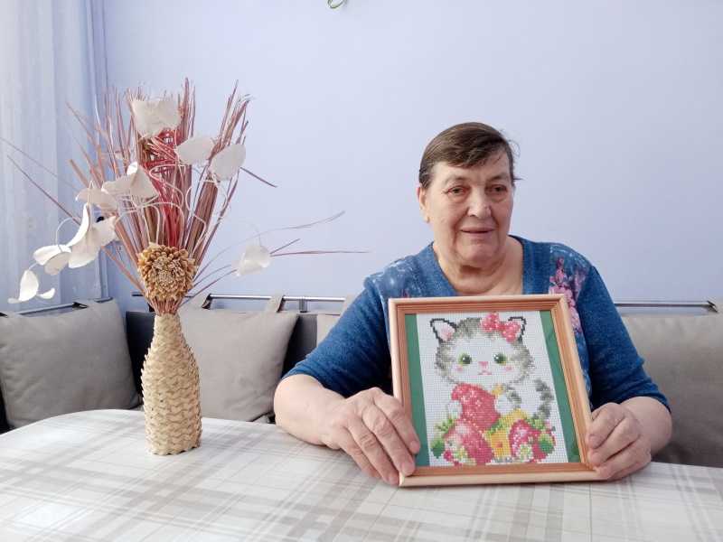 Занятие в ОДП с инструктором по трудотерапии. Алмазная вышивка 