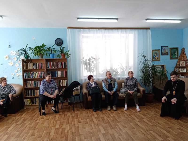 Встреча  пенсионеров с отцом Романом.